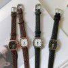 The new Korean version is trendy, simple and personalized, and it is retro. The original sukyo style student male and female quartz belts and lovers watches are available